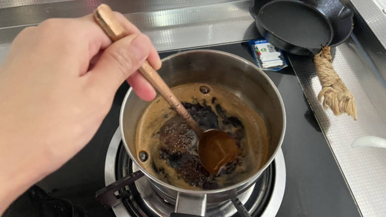 红糖豆腐脑,煮开后，转小火，不断搅拌熬煮10分钟左右