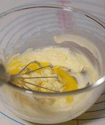 猕猴桃杏干素油小酥球,分3次加入全蛋液，搅打均匀