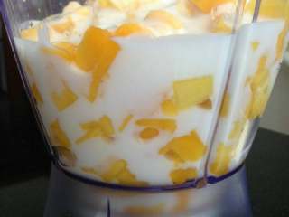 芒果西米露,酸奶芒果放入搅拌机
