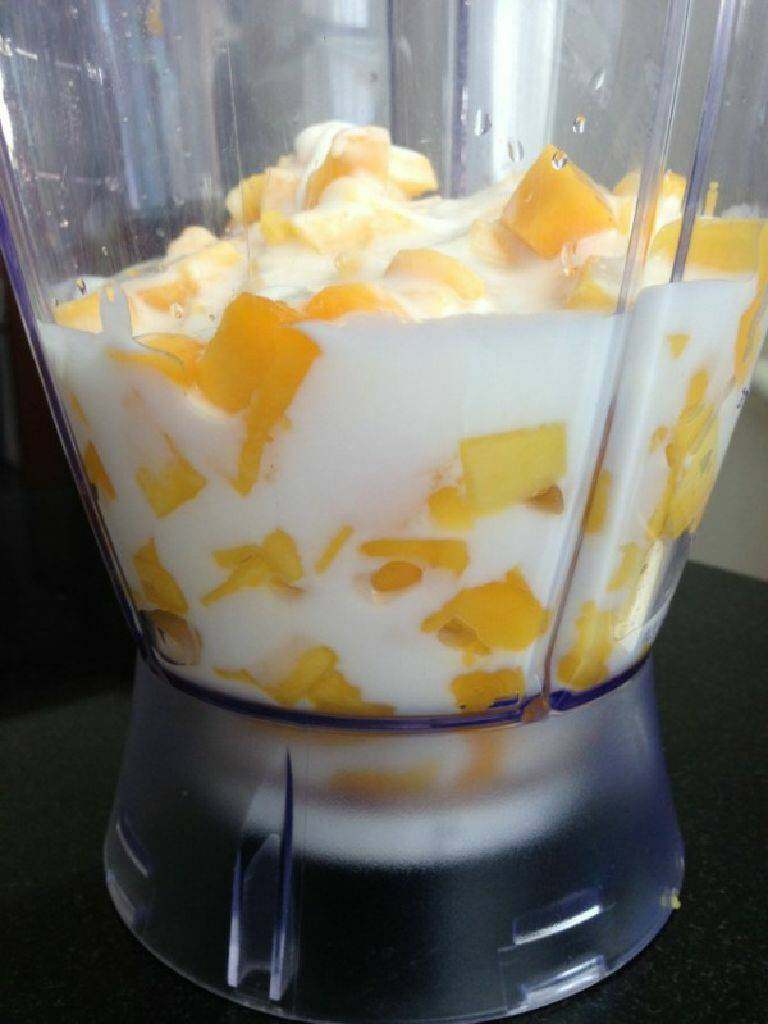 芒果西米露,酸奶芒果放入搅拌机
