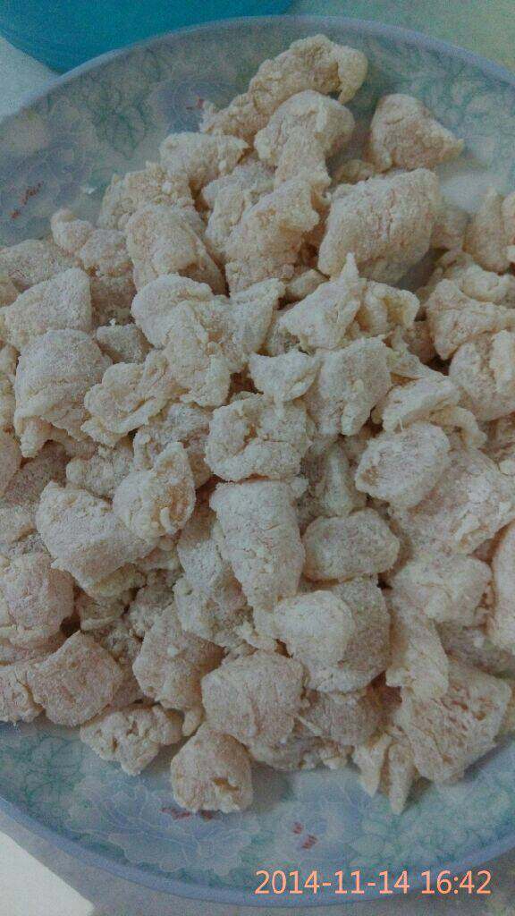 鸡米花,将腌好的鸡肉丁放入面粉，让表面粘满面粉
