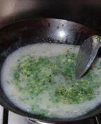 菜末米汤,锅内的汤再次煮开，并煮1分钟左右，等菜末熟了即可出锅