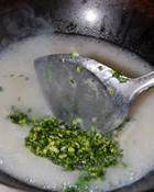 菜末米汤,再次煮开，加入青菜末并搅拌开