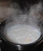 河蚌咸肉豆腐煲,砂锅内加姜片和水，烧开后撇去浮沫