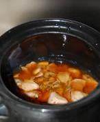河蚌咸肉豆腐煲,把河蚌肉放入砂锅内，加料酒没过河蚌肉，烧开并煮几分钟