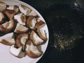 香菇肉片煲,锅中再下油，倒入香菇