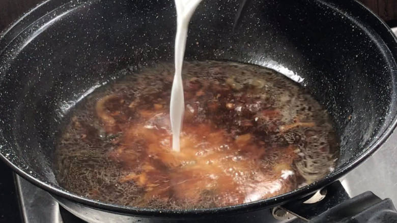 猪膀酿梅干菜,将汤水倒入干净的锅中，淋入淀粉水勾芡