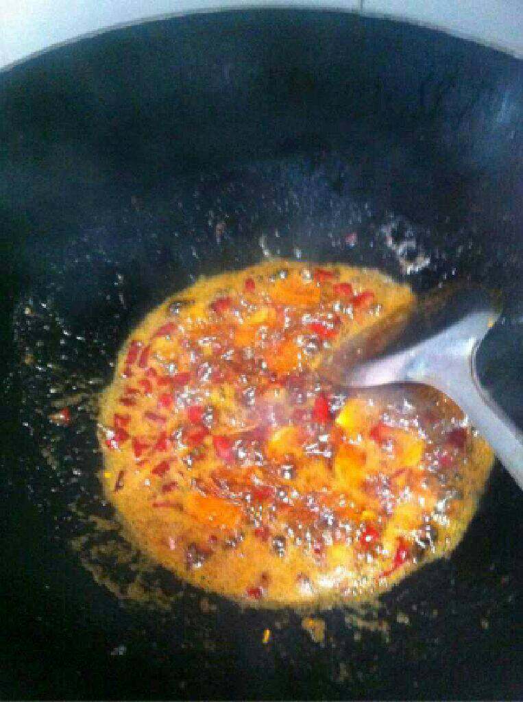 兔肉炒香菇,锅里在放油加入姜蒜爆香后加入酸剁辣椒炒出香味。