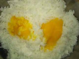 黄金蛋炒饭,把鸡蛋打在米饭里搅拌均匀，只要蛋黄不要蛋清。