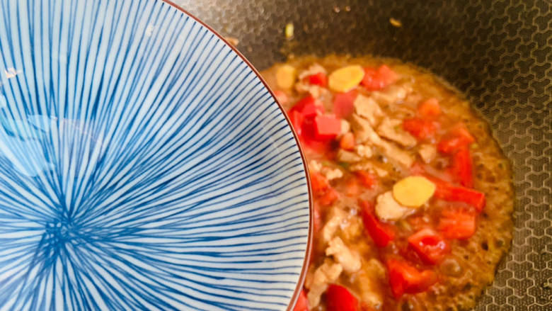 西红柿炖猪肉,加入1小碗热水炖至软烂即可