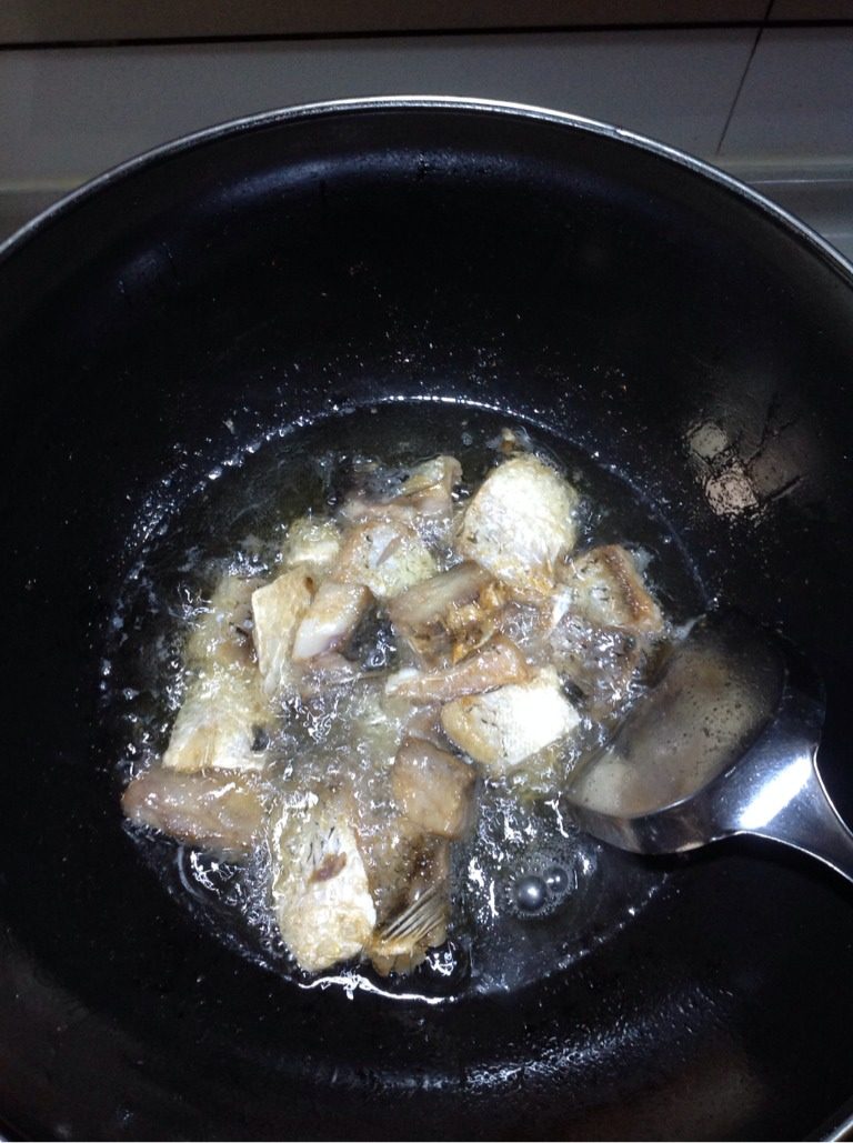 炸鱼排蒸饭,锅内热油，当冒油泡时将鱼块入锅（油应没过鱼块），鱼块在油锅内炸至两面呈黄色，盛出沥净油，炸鱼的同时可淘米