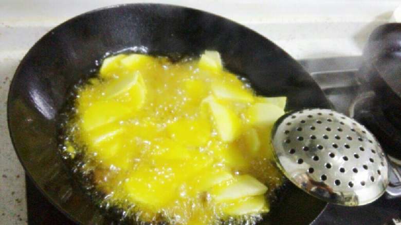 干锅土豆片,把土豆放油锅里中火炸，等表面变金黄时捞出控油备用 。