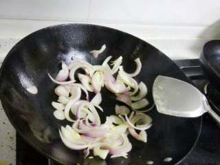 干锅土豆片,锅里少许油炒香洋葱后放入要摆盘的餐具底部。