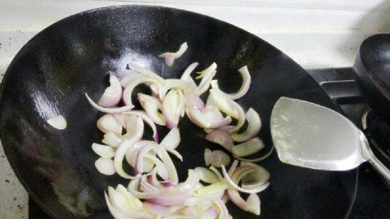 干锅土豆片,锅里少许油炒香洋葱后放入要摆盘的餐具底部。