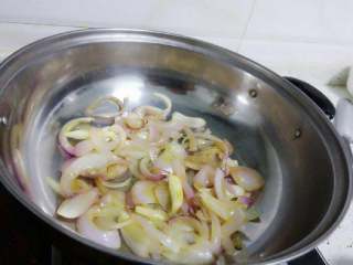 干锅土豆片,铺好的洋葱。