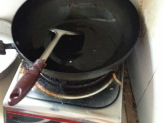 南瓜鸡蓉面筋羹,锅里加适量食用油