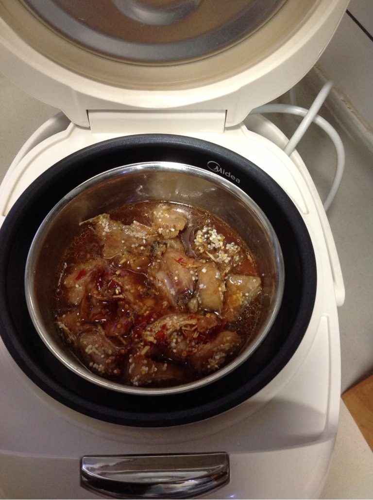 炸鱼排蒸饭,容器放入电饭煲，将之前的调味汁倒入并适度搅拌，同时淋入蒸鱼豉油使鱼、米入味（蒸饭时还应根据米粒的量加一定量的水在容器内）