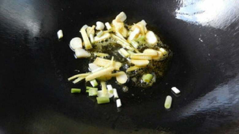河虾闷毛豆,锅里放油热后把姜蒜葱放进去爆香。