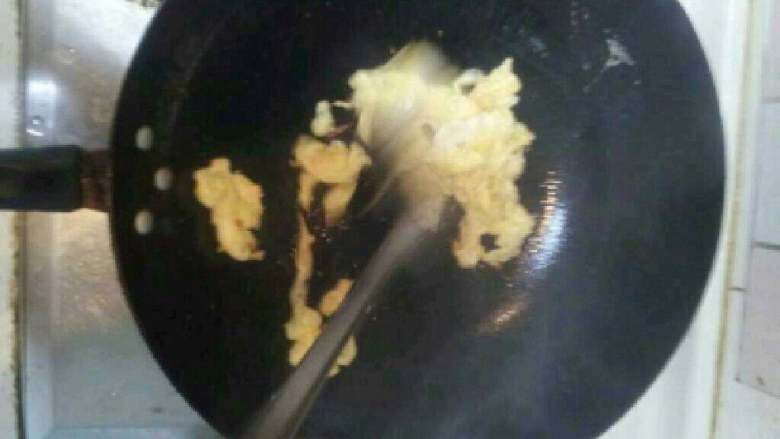 大杂会炒面,锅里放油热后倒入鸡蛋。