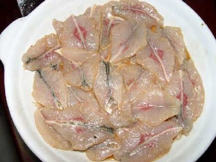 香辣鱼片,活鱼一条，剖洗干净，取两边的肉，切蝴蝶片，用调味料腌30分钟。
