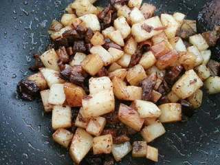 羊肉土豆闷饭,在把土豆和羊肉放进去炒。