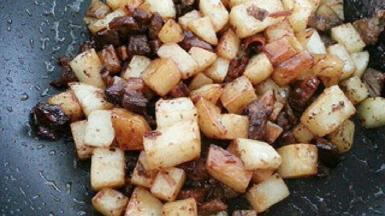 羊肉土豆闷饭,在把土豆和羊肉放进去炒。