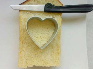土司披莎,用一个心型的模型压在面包上用小刀挖出一个心型出来。