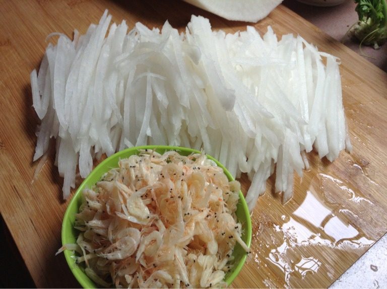 虾米萝卜丝,如图准备食材，将萝卜切丝，虾米洗净