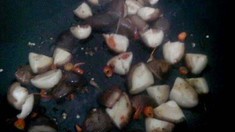 香菇炒肉,把香菇放进去。