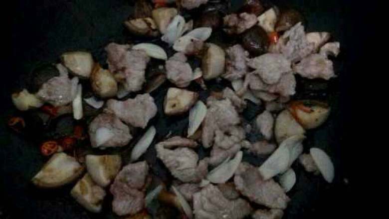 香菇炒肉,在把刚才炒好的肉倒进去一起炒。