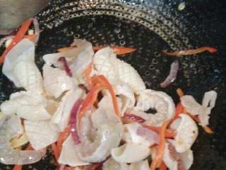 海鲜意大利面,加入蜜斗和虾翻炒至虾变色，蜜斗卷曲