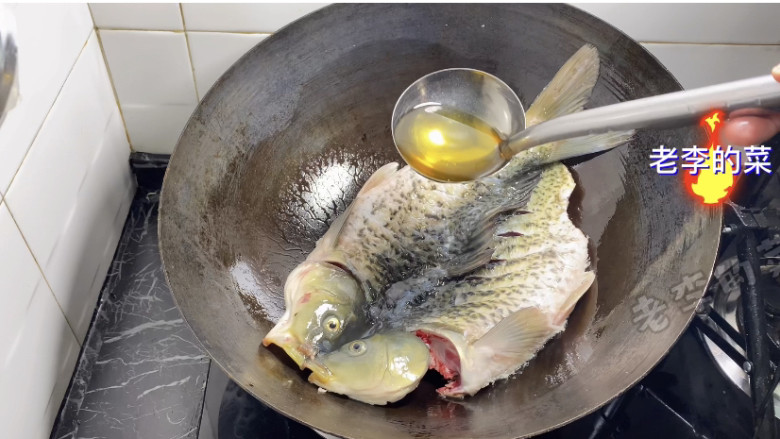 家庭版酸辣烤鱼教程,把鱼放在锅中煎