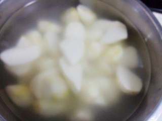 芋儿烧鸡,芋头去皮后切成斜段后泡清水中备用。