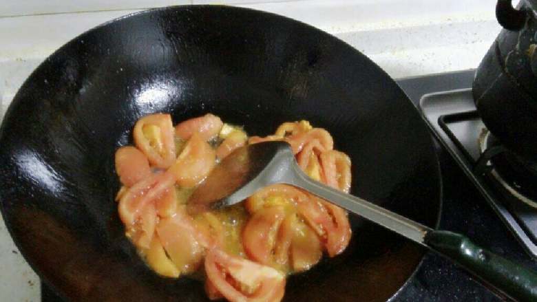 番茄豆腐鱼排汤,锅里放入一勺猪油，烧热后倒入番茄和老姜翻炒，加入几粒花椒炒香。