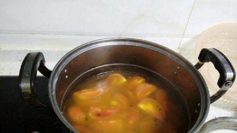 番茄豆腐鱼排汤,加入半锅水。 
等汤烧开后放入鱼头小火熬汤十分钟左右。
