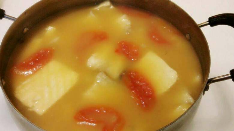 番茄豆腐鱼排汤,中小火慢炖二三十分钟后，汤变白变浓时，调入适量的盐味～