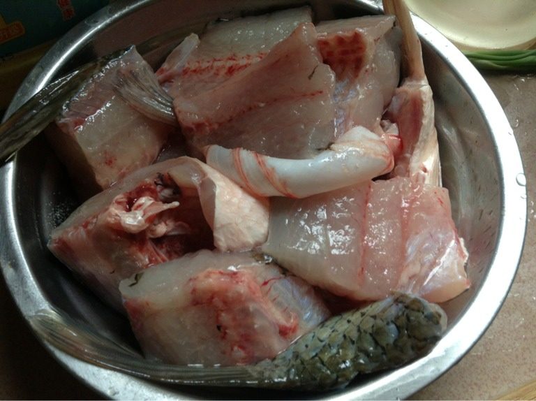 酸辣椒豆皮焖鱼,如图切块加一勺盐拌均匀腌制30分钟