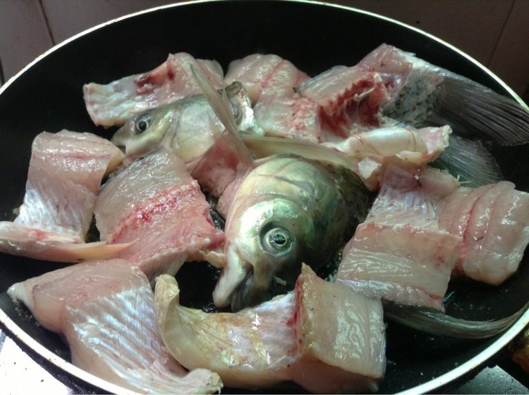 酸辣椒豆皮焖鱼,如图平底锅烧热放油将鱼放入煎