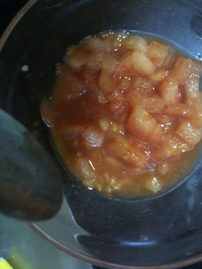 冬季进补之【西红柿牛肉山药煲】,如图锅底留油，炒香西红柿丁