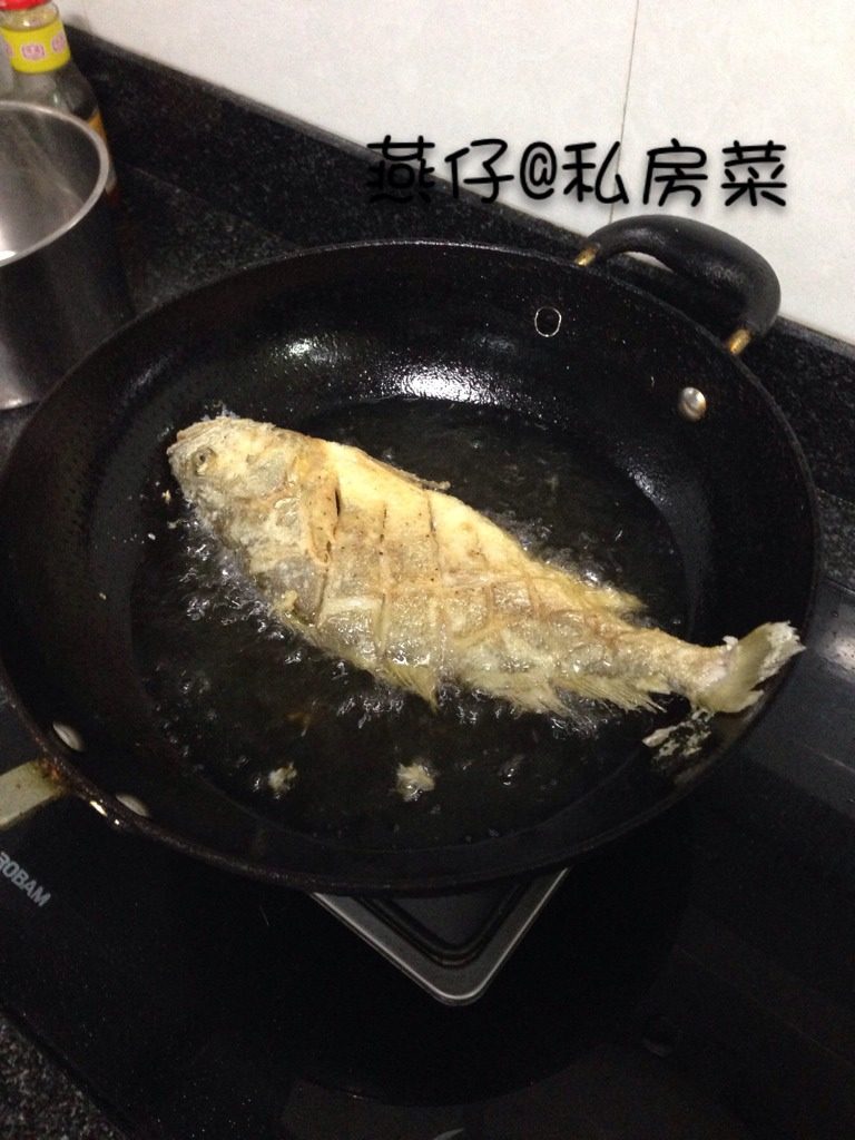 糖醋鱼,如图油锅热后，下锅炸至两面金黄，捞起。