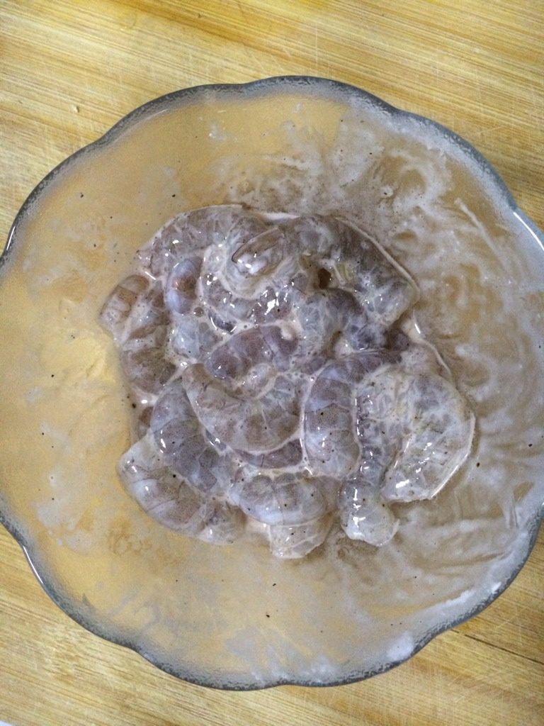 虾仁玉米炒青豆,如图，剥好虾仁。