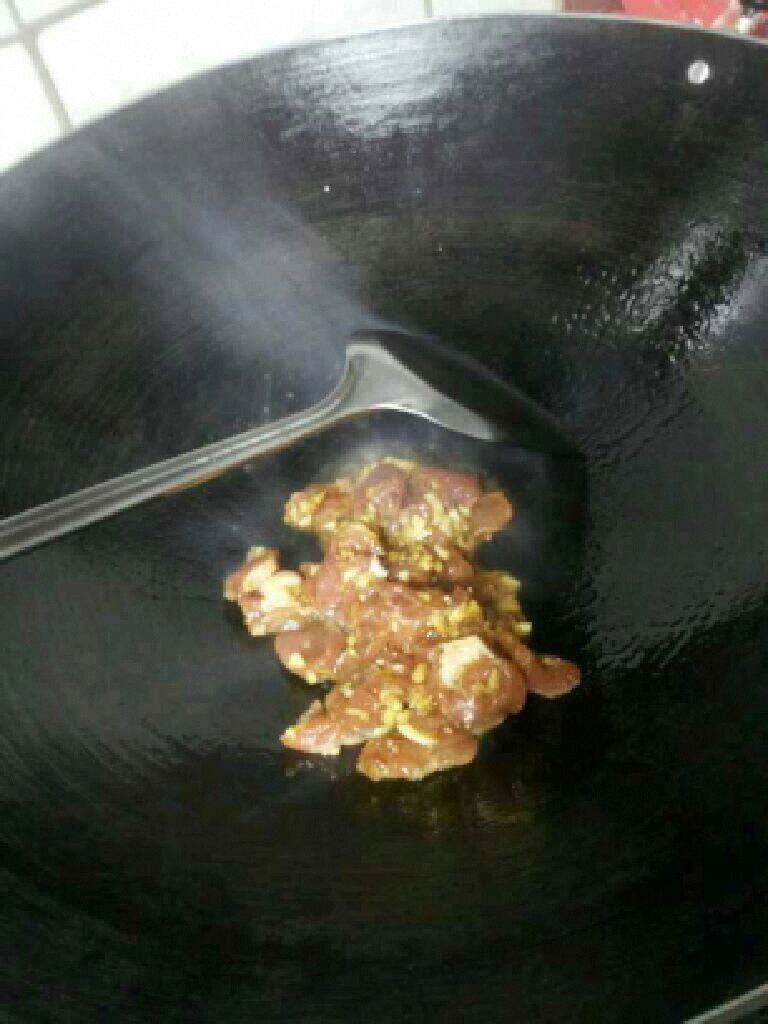 西兰花炒肉,锅里放油热后把肉放进去炒。