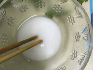 红烧日本豆腐,用碗放适量生粉加适量水搅拌备用。