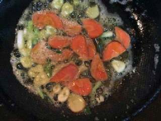 红烧日本豆腐,锅里炸豆腐剩下的油在放进葱头，姜，蒜和胡萝卜。