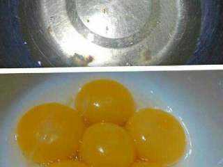 水果蛋糕【电饭锅】,分离的蛋清和蛋黄。