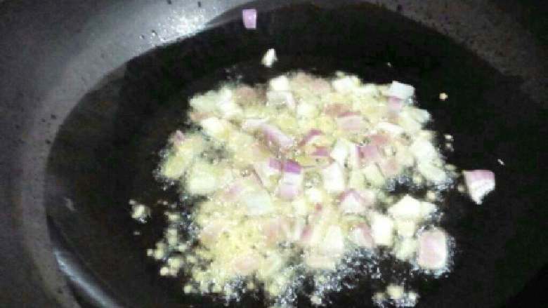 胡萝卜土豆,现在锅里放油把姜和洋葱倒进去爆香。