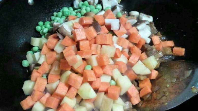 胡萝卜土豆,在倒入准备好的材料。