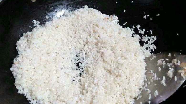 胡萝卜土豆,锅里放一点油把米放进去炒，加一点盐炒的时候在加一点水避免糊。