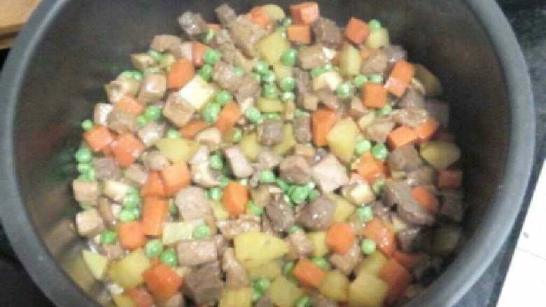 胡萝卜土豆,在把炒好的材料倒进去。