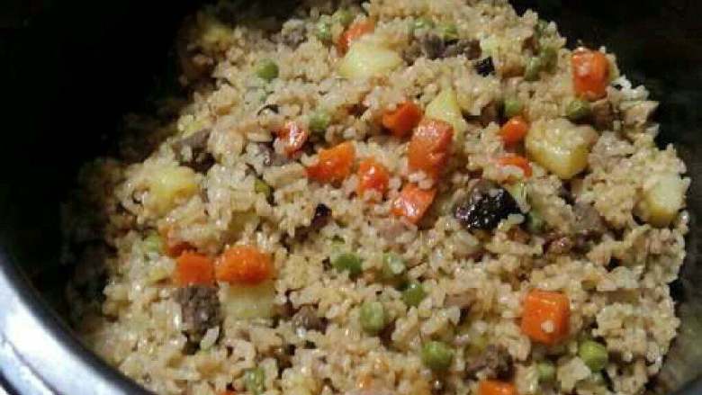 胡萝卜土豆,把米饭和肉都搅拌均匀。